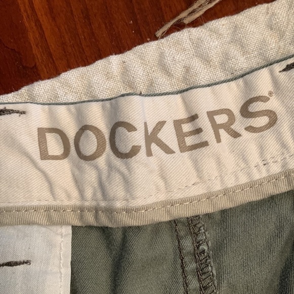 Dockers Men’s Olive Shorts Size 36 in EUC. Tiny spot on back pocket pictured. - Picture 2 of 4